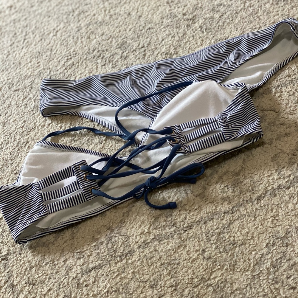 Bikini - Picture 2 of 2